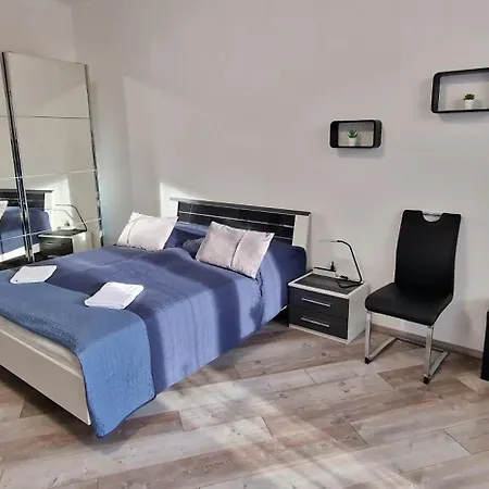 Extra Sok Szobas Apartman Kozpontjaban *